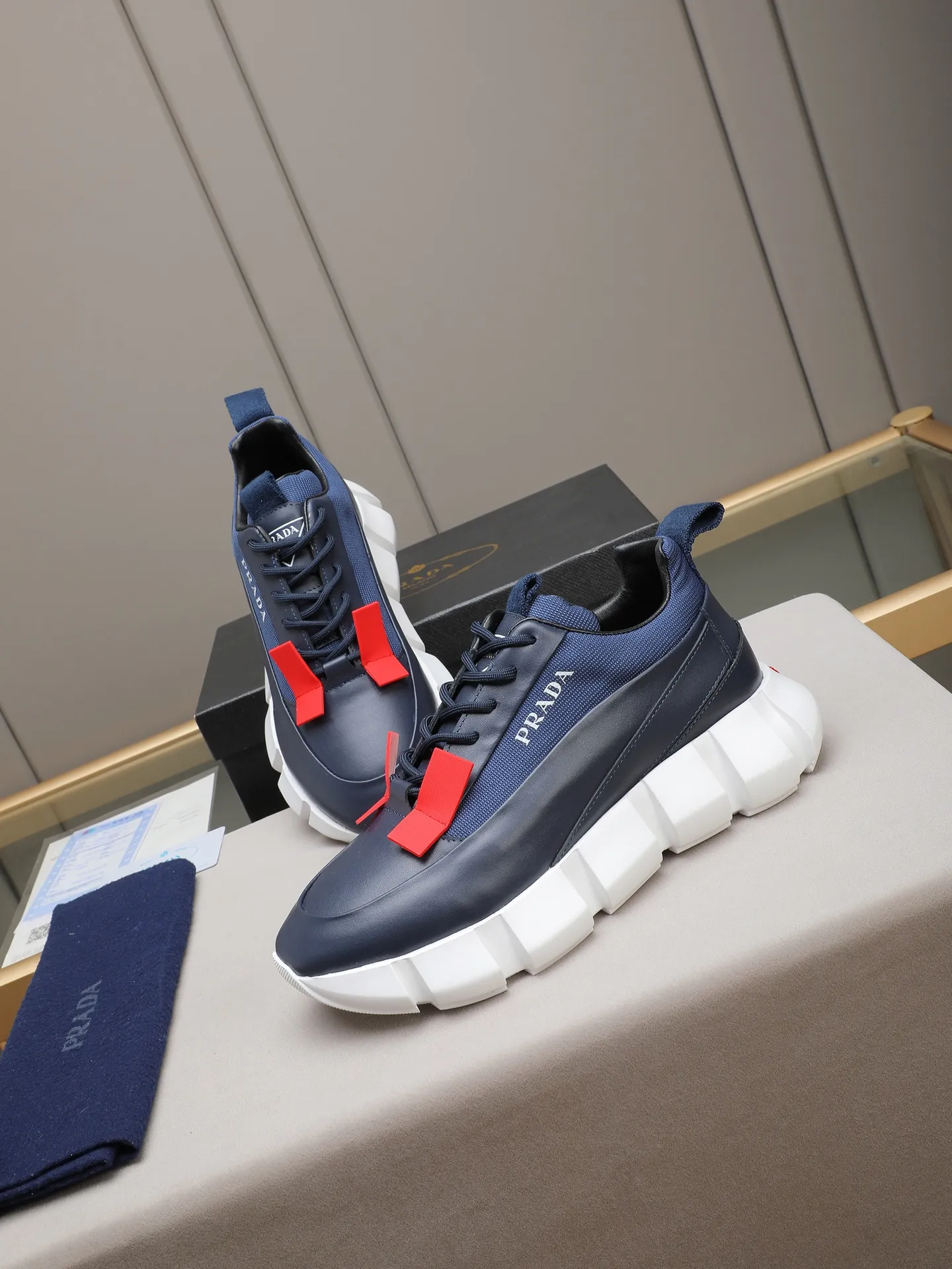 PP500 PRADA/Prada men's lace-up casual sports shoes, the upper is made of imported first-layer calfskin, soft, comfortable and breathable ➕ washed sheepskin lining! The tongue is decorated with the PRADA brand letter logo. The rubber thick sole echoes the red label tongue. The style is fashionable and elegant. The details are carefully crafted. A casual sports shoe with a super western style and excellent breathability!  Size: 38-44 (45 46 customized)